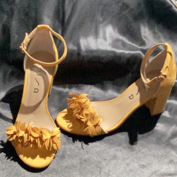 Women’s Unisa sandals mustard yellow color size 7.5 - Picture 3 of 4